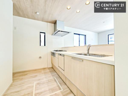 �L�b�`�� ��Ƃ肠�钲���X�y�[�X�ō�Ƃ����₷�����K�ȃL�b�`���ł��I
���q�l�ƈꏏ�ɂ��َq������y���߂�L�X�X�y�[�X�ł��B�y�����������ԂɂȂ肻���ł��ˁI