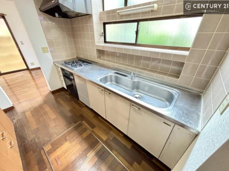 �L�b�`�� �J�b�v�{�[�h�t���̃L�b�`���B�H��⒲�����Ȃǂ�����������[�ł��A�L�b�`���܂������ꂢ�ɕۂ��₷���g������̗ǂ���Ԃł��B