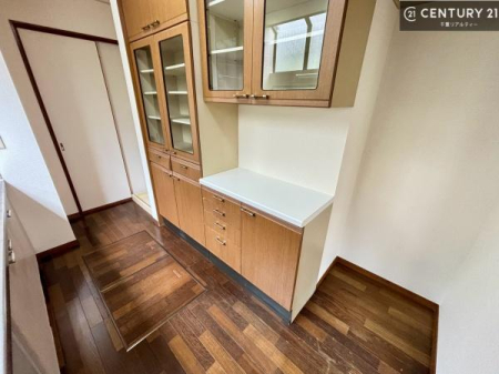 �L�b�`�� �J�b�v�{�[�h�t���̃L�b�`���B�H��⒲�����Ȃǂ�����������[�ł��A�L�b�`���܂������ꂢ�ɕۂ��₷���g������̗ǂ���Ԃł��B