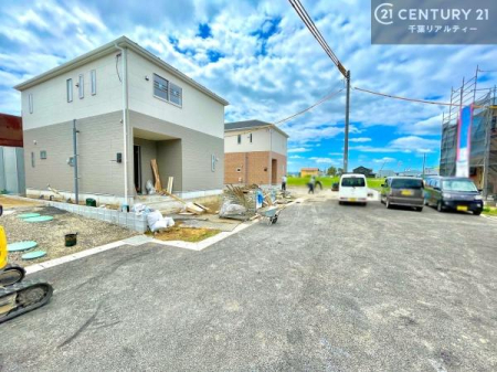 �O�ʓ��H�܂ތ��n�ʐ^ �S�䂭�܂Ō��n����������������悤�A�����ē��̂��p�ӂ������Ă���܂��B���C�y�ɂ��₢���킹�̏�A���z�̕�炵�ւ̈�������i�߂��������I
