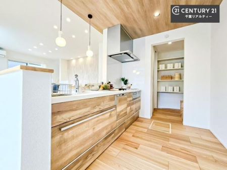 �L�b�`�� ���[�X�y�[�X���L�x�ŁA�����X�y�[�X���X�b�L���ƕЕt���Ђ�`�����p�ł��܂��I
���K�ɍ�Ƃ��ł��A�Ǝ��̌����A�b�v�I�����̗���������܂��I