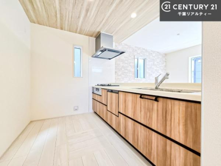 �L�b�`�� ��Ƃ肠�钲���X�y�[�X�ō�Ƃ����₷�����K�ȃL�b�`���ł��I
���q�l�ƈꏏ�ɂ��َq������y���߂�L�X�X�y�[�X�ł��B�y�����������ԂɂȂ肻���ł��ˁI