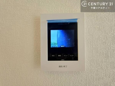���̑� �K��҂��f���Ŋm�F�ł��A�h�Ɩʂɂ��z�����ꂽTV���j�^�[�t���C���^�[�z���ł��B