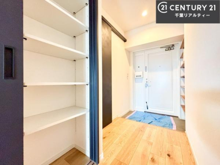 ���� �V���[�Y�{�b�N�X�t���Ȃ̂ŁA���ւ��Еt�����|�������₷���ł��I
�X�b�L���������ւŌ˂��J�����u�ԁA�������̂���S�n������Ԃ��o�}���Ă���܂��B