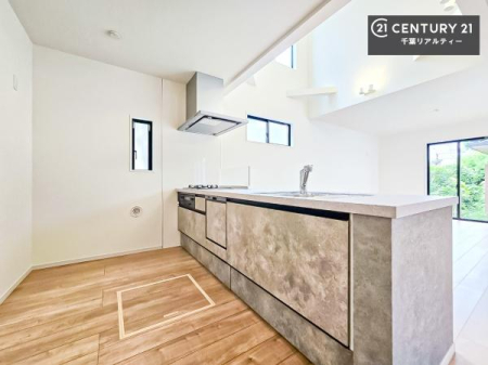 �L�b�`�� ��Ƃ肠�钲���X�y�[�X�ō�Ƃ����₷�����K�ȃL�b�`���ł��I
���q�l�ƈꏏ�ɂ��َq������y���߂�L�X�X�y�[�X�ł��B�y�����������ԂɂȂ肻���ł��ˁI