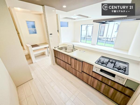 �L�b�`�� ��Ƃ肠�钲���X�y�[�X�ō�Ƃ����₷�����K�ȃL�b�`���ł��I
���q�l�ƈꏏ�ɂ��َq������y���߂�L�X�X�y�[�X�ł��B�y�����������ԂɂȂ肻���ł��ˁI