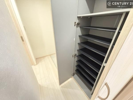 ���� �V���[�Y�{�b�N�X�t���Ȃ̂ŁA���ւ��Еt�����|�������₷���ł��I
�X�b�L���������ւŌ˂��J�����u�ԁA�������̂���S�n������Ԃ��o�}���Ă���܂��B