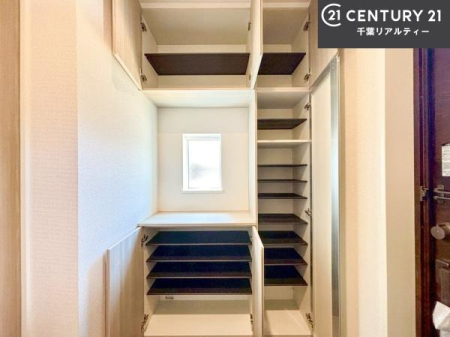 ���� �V���[�Y�{�b�N�X�t���Ȃ̂ŁA���ւ��Еt�����|�������₷���ł��I
�X�b�L���������ւŌ˂��J�����u�ԁA�������̂���S�n������Ԃ��o�}���Ă���܂��B