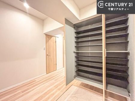 ���� �V���[�Y�{�b�N�X�t���B���ւ��Еt�����|�������₷���ł��I
�X�b�L���������ւŌ˂��J�����u�ԁA�������̂���S�n������Ԃ��o�}���Ă���܂��B