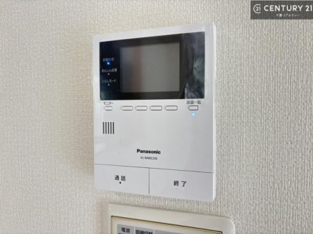 ���̑����� TV���j�^�[�t���C���^�[�z��������A�K��҂��f���Ŋm�F���Ă���Ή��ł��邽�߁A�h�Ɩʂ����S�ł��B���q�l�̂�����Ԏ��ɂ��S�����A���Ƒ��̈��S�E���S�ȕ�炵���T�|�[�g���܂��B
