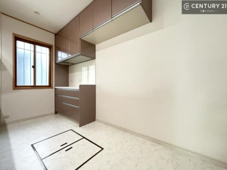 �L�b�`�� ���C�ɂ��֗��ȏ����t���L�b�`�����̗p�B��C��������ɂ����A�������̂�����K�ȋ�Ԃ�ۂĂ܂��B