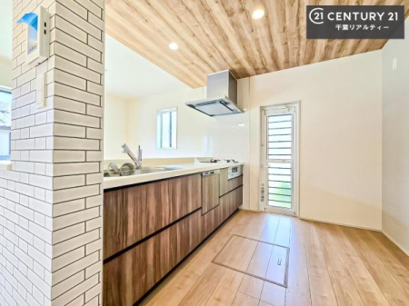 �L�b�`�� ��Ƃ肠�钲���X�y�[�X�ō�Ƃ����₷�����K�ȃL�b�`���ł��I
���q�l�ƈꏏ�ɂ��َq������y���߂�L�X�X�y�[�X�ł��B�y�����������ԂɂȂ肻���ł��ˁI�S�~�o���ɂ��֗��ȏ��������I