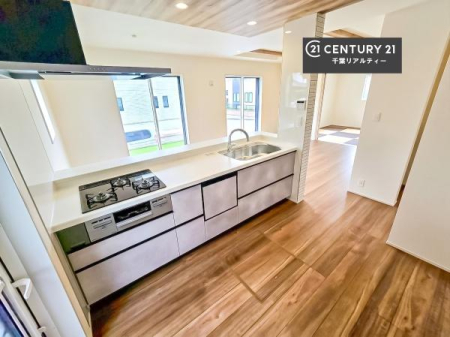 �L�b�`�� ��Ƃ肠�钲���X�y�[�X�ō�Ƃ����₷�����K�ȃL�b�`���ł��I
���q�l�ƈꏏ�ɂ��َq������y���߂�L�X�X�y�[�X�ł��B�y�����������ԂɂȂ肻���ł��ˁI