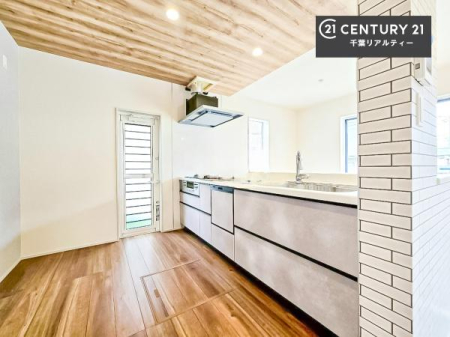 �L�b�`�� ��Ƃ肠�钲���X�y�[�X�ō�Ƃ����₷�����K�ȃL�b�`���ł��I
���q�l�ƈꏏ�ɂ��َq������y���߂�L�X�X�y�[�X�ł��B�y�����������ԂɂȂ肻���ł��ˁI�S�~�o���ɂ��֗��ȏ��������I