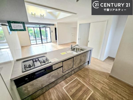�L�b�`�� ��Ƃ肠�钲���X�y�[�X�ō�Ƃ����₷�����K�ȃL�b�`���ł��I
���q�l�ƈꏏ�ɂ��َq������y���߂�L�X�X�y�[�X�ł��B�y�����������ԂɂȂ肻���ł��ˁI