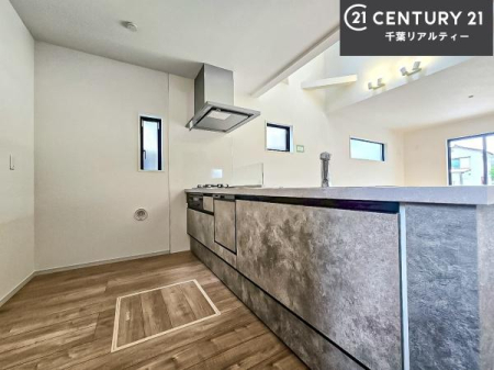 �L�b�`�� ��l�C�̑Ζʎ��V�X�e���L�b�`�����̗p���Ă��܂��I���Ƒ��̃R�~���j�P�[�V���������R�Ƒ�����݌v�ł��B
���q�l�ɂ��ڂ��͂��̂Ŋ������ł��ˁB���[�͂�����܂��I