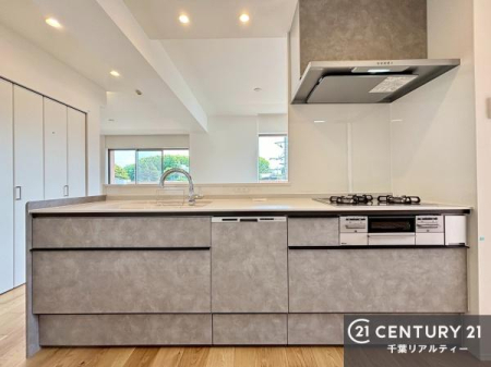 �L�b�`�� ���[�X�y�[�X���[�����Ă���A�L�b�`���܂�����������ƕۂ��Ȃ���A�L�X�Ƃ��������X�y�[�X���m�ہB���K�ȍ�Ɗ��ŁA�����̂����������X���[�Y�ɂ͂��ǂ�܂��B