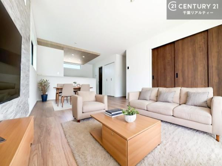 ���r���O �y���n�̔���J�Ò��z�Ƌ��CG�p�[�X�ł��B�D�����z���܂肪���r���O����ł���ċ��S�n�̗ǂ���Ԃ����o���Ă���܂��I
���났�̎��Ԃ��߂����܂��I