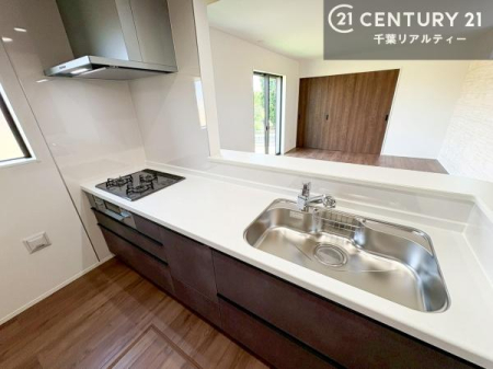 �L�b�`�� �y���n�̔���J�Ò��z��l�C�̑Ζʎ��V�X�e���L�b�`�����̗p���Ă��܂��I���Ƒ��̃R�~���j�P�[�V���������R�Ƒ�����݌v�ł��B
���q�l�ɂ��ڂ��͂��̂Ŋ������ł��ˁI�L�X�g���ĉ��K�ō�Ƃ��i�݂܂��B