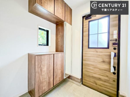 ���� �V���[�Y�{�b�N�X�t���Ȃ̂ŁA���ւ��Еt�����|�������₷���ł��I
�X�b�L���������ւŌ˂��J�����u�ԁA�������̂���S�n������Ԃ��o�}���Ă���܂��B