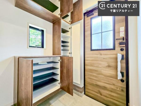 ���� �V���[�Y�{�b�N�X�t���Ȃ̂ŁA���ւ��Еt�����|�������₷���ł��I
�X�b�L���������ւŌ˂��J�����u�ԁA�������̂���S�n������Ԃ��o�}���Ă���܂��B
