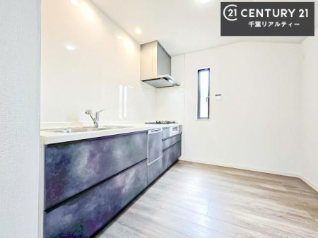 �L�b�`�� ��Ƃ肠�钲���X�y�[�X�ō�Ƃ����₷�����K�ȃL�b�`���ł��I
���q�l�ƈꏏ�ɂ��َq������y���߂�L�X�X�y�[�X�ł��B�y�����������ԂɂȂ肻���ł��ˁI