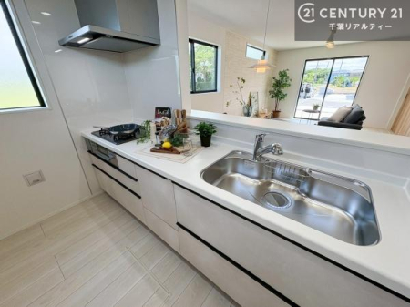 �L�b�`�� �y���n�̔���J�Ò��z��l�C�̑Ζʎ��V�X�e���L�b�`�����̗p���Ă��܂��I���Ƒ��̃R�~���j�P�[�V���������R�Ƒ�����݌v�ł��B
���q�l�ɂ��ڂ��͂��̂Ŋ������ł��ˁI�L�X�g���ĉ��K�ō�Ƃ��i�݂܂��B