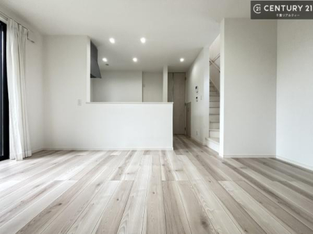 ���r���O ��؂ȉƑ����W�܂邩�炱��LDK�ɂ͂�����肽���B
�q�����������C�ɏ΂��Ȃ��瑖�����Ă���p�����������u�L���Ƃɂ��ėǂ������v�Ǝv���u�Ԃł��B