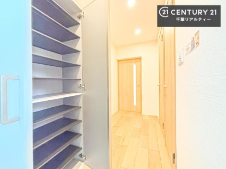 ���� �V���[�Y�{�b�N�X�t���Ȃ̂ŁA���ւ��Еt�����|�������₷���ł��I
�X�b�L���������ւŌ˂��J�����u�ԁA�������̂���S�n������Ԃ��o�}���Ă���܂��B