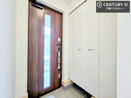 ���� �V���[�Y�{�b�N�X�t���Ȃ̂ŁA���ւ��Еt�����|�������₷���ł��I
�X�b�L���������ւŌ˂��J�����u�ԁA�������̂���S�n������Ԃ��o�}���Ă���܂��B