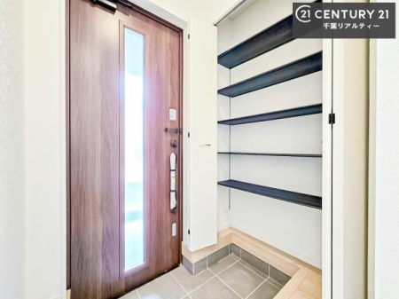 ���� �V���[�Y�{�b�N�X�t���Ȃ̂ŁA���ւ��Еt�����|�������₷���ł��I
�X�b�L���������ւŌ˂��J�����u�ԁA�������̂���S�n������Ԃ��o�}���Ă���܂��B