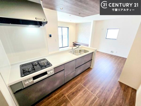 �L�b�`�� ��Ƃ肠�钲���X�y�[�X�ō�Ƃ����₷�����K�ȃL�b�`���ł��I
���q�l�ƈꏏ�ɂ��َq������y���߂�L�X�X�y�[�X�ł��B�y�����������ԂɂȂ肻���ł��ˁI