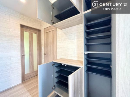 ���� �V���[�Y�{�b�N�X�t���Ȃ̂ŁA���ւ��Еt�����|�������₷���ł��I
�X�b�L���������ւŌ˂��J�����u�ԁA�������̂���S�n������Ԃ��o�}���Ă���܂��B