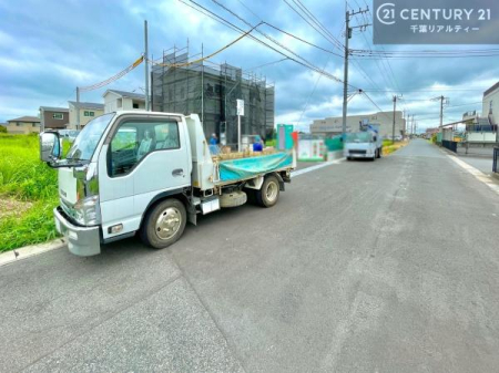 �O�ʓ��H�܂ތ��n�ʐ^ �S�䂭�܂Ō��n����������������悤�A�����ē��̂��p�ӂ������Ă���܂��B���C�y�ɂ��₢���킹�̏�A���z�̕�炵�ւ̈�������i�߂��������I