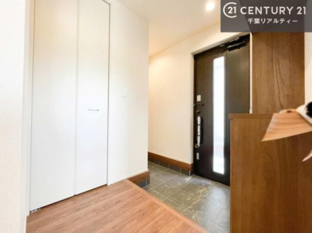 ���� �V���[�Y�{�b�N�X�t���Ȃ̂ŁA���ւ��Еt�����|�������₷���ł��I
�X�b�L���������ւŌ˂��J�����u�ԁA�������̂���S�n������Ԃ��o�}���Ă���܂��B
