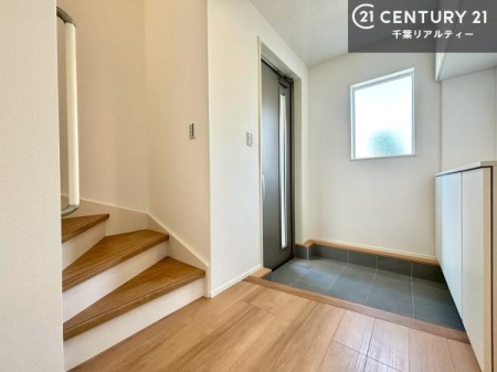 ���� ���ւ̃V���[�Y�{�b�N�X�́A���[�͗ǍD�ŌC���������萮���ł��邾���łȂ��A�㕔������I�Ƃ��Ċ��p�\�B���C�ɓ���̏�����O���[����u���΁A���q���}���邨�����ȋ�ԂɎd�オ��܂��I