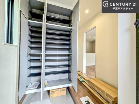 ���� �V���[�Y�{�b�N�X�t���Ȃ̂ŁA���ւ��Еt�����|�������₷���ł��I
�X�b�L���������ւŌ˂��J�����u�ԁA�������̂���S�n������Ԃ��o�}���Ă���܂��B
