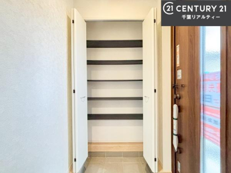 ���� �V���[�Y�{�b�N�X�t���Ȃ̂ŁA���ւ��Еt�����|�������₷���ł��I
�X�b�L���������ւŌ˂��J�����u�ԁA�������̂���S�n������Ԃ��o�}���Ă���܂��B