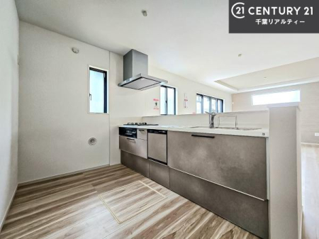 �L�b�`�� ��l�C�̑Ζʎ��V�X�e���L�b�`�����̗p���Ă��܂��I���Ƒ��̃R�~���j�P�[�V���������R�Ƒ�����݌v�ł��B
���q�l�ɂ��ڂ��͂��̂Ŋ������ł��ˁI�L�X�g���ĉ��K�ō�Ƃ��i�݂܂��B