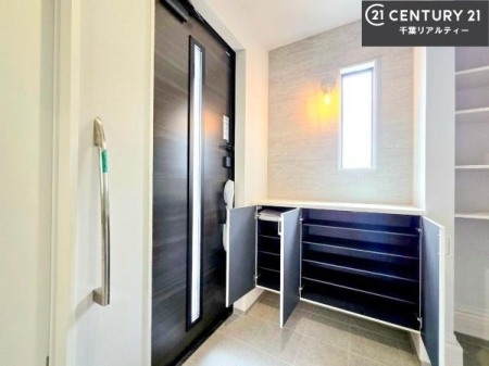 ���� �V���[�Y�{�b�N�X�t���Ȃ̂ŁA���ւ��Еt�����|�������₷���ł��I
�X�b�L���������ւŌ˂��J�����u�ԁA�������̂���S�n������Ԃ��o�}���Ă���܂��B