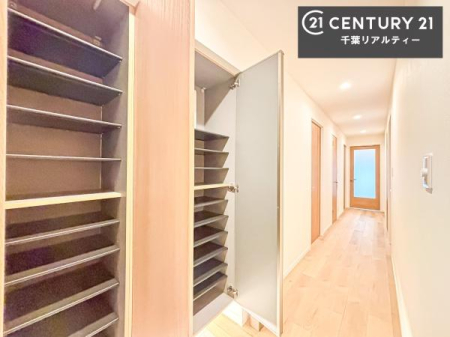 ���� �V���[�Y�{�b�N�X�t���Ȃ̂ŁA���ւ��Еt�����|�������₷���ł��I
�X�b�L���������ւŌ˂��J�����u�ԁA�������̂���S�n������Ԃ��o�}���Ă���܂��B