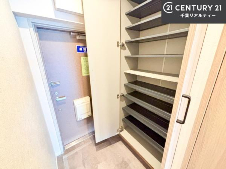 ���� �V���[�Y�{�b�N�X�t���Ȃ̂ŁA���ւ��Еt�����|�������₷���ł��I
�X�b�L���������ւŌ˂��J�����u�ԁA�������̂���S�n������Ԃ��o�}���Ă���܂��B