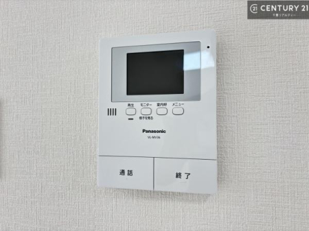 ���̑����� TV���j�^�[�t���C���^�[�z��������A�K��҂��f���Ŋm�F���Ă���Ή��ł��邽�߁A�h�Ɩʂ����S�ł��B���q�l�̂�����Ԏ��ɂ��S�����A���Ƒ��̈��S�E���S�ȕ�炵���T�|�[�g���܂��B