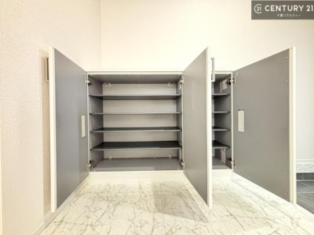 ���� �V���[�Y�{�b�N�X�t���Ȃ̂ŁA���ւ��Еt�����|�������₷���ł��I
�X�b�L���������ւŌ˂��J�����u�ԁA�������̂���S�n������Ԃ��o�}���Ă���܂��B