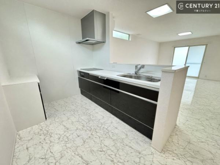 �L�b�`�� ��l�C�̑Ζʎ��V�X�e���L�b�`�����̗p���Ă��܂��I���Ƒ��̃R�~���j�P�[�V���������R�Ƒ�����݌v�ł��B
���q�l�ɂ��ڂ��͂��̂Ŋ������ł��ˁI�L�X�g���ĉ��K�ō�Ƃ��i�݂܂��B