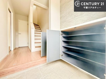 ���� �V���[�Y�{�b�N�X�t���Ȃ̂ŁA���ւ��Еt�����|�������₷���ł��I
�X�b�L���������ւŌ˂��J�����u�ԁA�������̂���S�n������Ԃ��o�}���Ă���܂��B