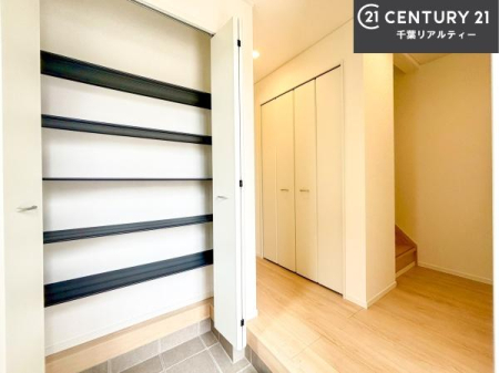 ���� �V���[�Y�{�b�N�X�t���Ȃ̂ŁA���ւ��Еt�����|�������₷���ł��I
�X�b�L���������ւŌ˂��J�����u�ԁA�������̂���S�n������Ԃ��o�}���Ă���܂��B