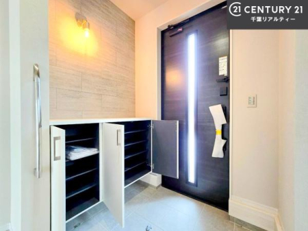 ���� �V���[�Y�{�b�N�X�t���Ȃ̂ŁA���ւ��Еt�����|�������₷���ł��I
�X�b�L���������ւŌ˂��J�����u�ԁA�������̂���S�n������Ԃ��o�}���Ă���܂��B