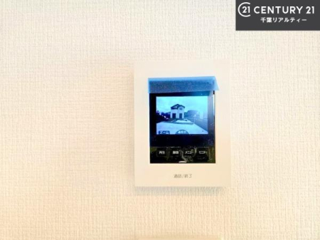 ���̑����� TV���j�^�[�t���C���^�[�z��������A�K��҂��f���Ŋm�F���Ă���Ή��ł��邽�߁A�h�Ɩʂ����S�ł��B���q�l�̂�����Ԏ��ɂ��S�����A���Ƒ��̈��S�E���S�ȕ�炵���T�|�[�g���܂��B