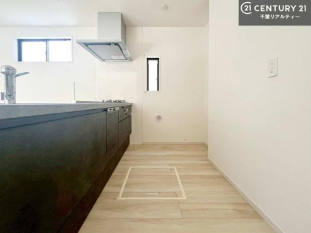 �L�b�`�� �y���d�l�ʐ^�z��Ƃ����₷���V�X�e���L�b�`���ł��I���[���t���Ă���̂ŁA�����X�y�[�X�ɕ���u���Ȃ��čς݂܂��I�L�X�g���āA���K�ɍ�Ƃ��ł��܂��I
